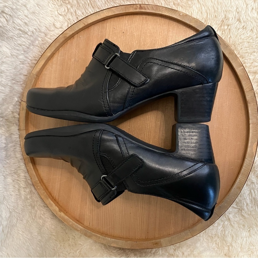 EUC Clarks Artisan Black Leather Rosalyn Nicole Booties Heels Sz 8.5